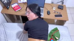Curvy Latina Teen يحصل على اللسان الرطب أثناء لعب لعبة المواعدة على الكمبيوتر الشخصي