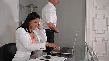 تشغيل رجل يعمل مع امرأة سمراء تعاني من شبق