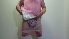 Afspelen Sissy Pinky's Wet Diaper Play met Femdom Master