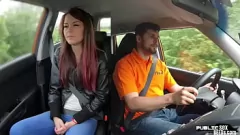 Abspielen Das öffentliche Baby wird ungezogen im Auto: Hard Rimjob und Muschi Ficken durch Fahrlehrer