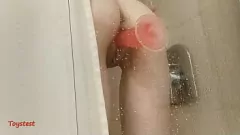 Reproducir Viendo el culo apretado de mi hermanastra disfrutando de un consolador rojo en el baño del hotel