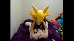 Afspelen Stomend vluggertje met een gigantische Renamon-knuffel - Harige Plushophilia-fantasie