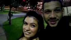 Abspielen Wildes und unbeholfenes Paar aus São Paulo gibt im Stadtzentrum einen Deepthroat-Blowjob mit einem riesigen schwarzen Schwanz