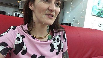 Jouer Je lui fais une pipe hardcore jusqu'à ce que sa chatte éclate et je la remplis d'une femme