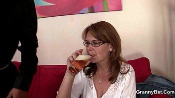 Redare Ii da sa bea si apoi i-o fute foarte frumos in pizdulice