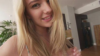 Jouer La modella bionda di 19 anni sta avendo un orgasmo in video chat