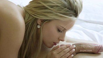 تشغيل مثير امرأة يحصل الديك الثابت في الحلق وضيق كس