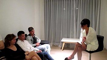 Jouer La bruna scopata nel gruppo ha orgasmi multipli