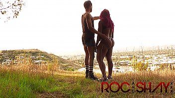 Jouer sexe oral et anal dans les montagnes dans une tente