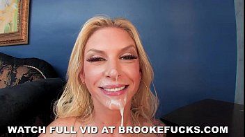 Abspielen Er gibt einen Blowjob und bleibt mit Sperma in seiner Kehle und ein anderer saugt es in ihre Muschi