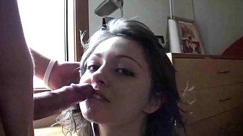 Jouer Sexe de chatte profonde avec un amateur qui ne se lasse jamais de son pénis