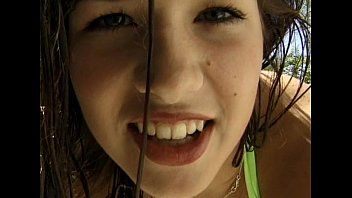 Reproducir Chica estúpida de un extraño para lamerla en la playa