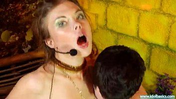 Reproducir Es DJ y le encanta gemir en su pene mientras habla con los clientes.