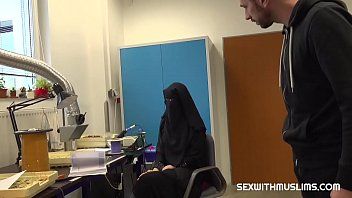 Jouer Il ne ressemble pas à une femme, mais il fait une pipe profonde
