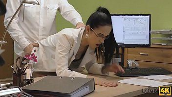 Abspielen Porno mit einer xxx-Krankenschwester, die im xxx-Büro Sex in allen Löchern hat