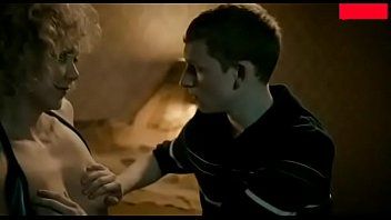 Jouer Xxx mature qui fait que son neveu serre ses seins pour l'exciter