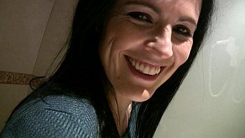 Redare Xxx in baia clubului cu o bruneta sexy