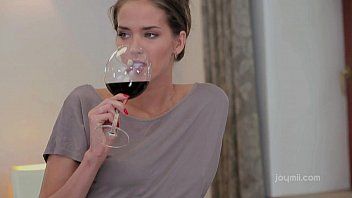 Reproducir Silvia bebe vino tinto y es penetrada en un coño rosa caliente