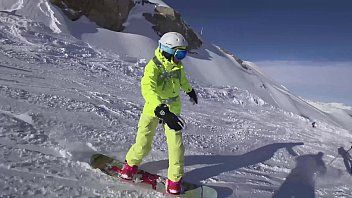 Reproducir Adolescente de montaña teniendo sexo oral en la naturaleza porno en la nieve