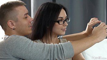 Abspielen Pornofilme mit einer reifen Brünetten, die auf dem Penis eines Teenagers sitzt