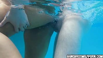 Reproduzir A namorada senta de costas e é puxada pela bunda pra ser fodida