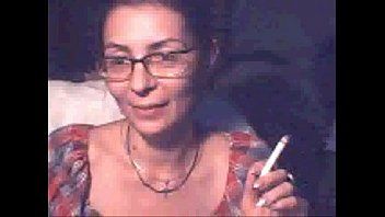 Jouer Alexiana, un'adolescente francese, fuma e mostra i suoi papà sul web