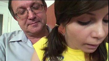 Reproducir Chicas que se meten las manos en los coños y luego tienen sexo con una joven porno
