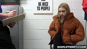 play Au poste de police, il couche avec sa mère et sa fille