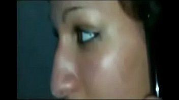 Jouer Una donna francese arrapata fa sesso nelle sue fighe porno