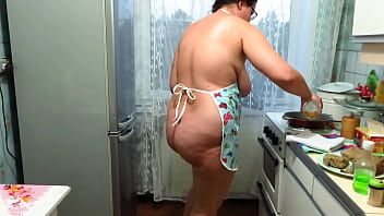 Reproduzir Essa mãe gorda cozinha na boceta nua e depois se masturba com uma banana