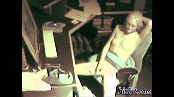 Jouer Si sta aggrappando a questo pene con cui fa molto sesso