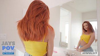 Reproduzir Uma ruiva magra e flexível oferece sexo oral profundo