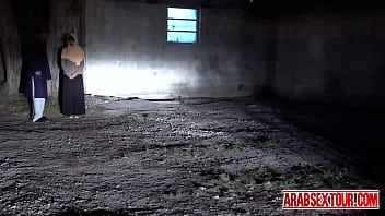 Reproduzir A jovem que se despe e chupa o pênis de um cara que depois a coloca de costas