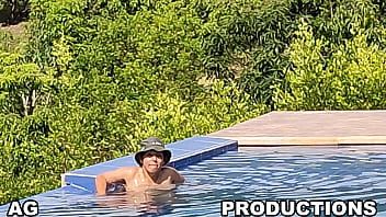 Reproduzir A namorada gravou no chuveiro pegando o pênis em um pedaço de filme pornô