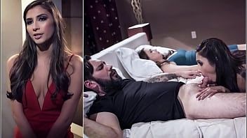 Abspielen Diese Blondine mit den wunderschönen Lippen läuft immer ziemlich heiß gekleidet durch das Haus