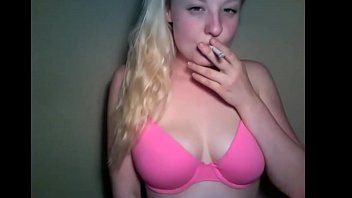 Jouer Ils tirent tous sur la chemise de cette pute pour lui attraper les seins