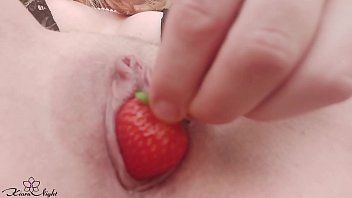Jouer A genoux sur la terrasse je fais du xxx sensuel