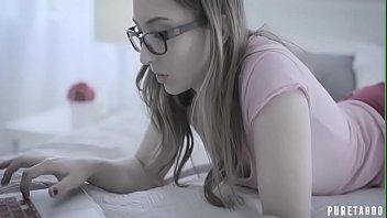 Afspelen Hij zat op de bank toen zijn teef naar hem toe kwam omdat hij zijn penis en die van hem wil likken