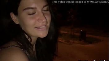 Jouer Cammina vestita in modo molto sexy in un parco e si masturba su una panchina