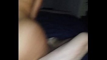 Jouer Una donna brasiliana tatuata si arrampica sul suo cazzo da sola e scopa bene l'uomo