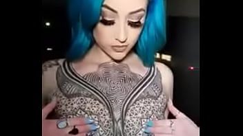 Reproduzir A maior bunda tatuada da inglesa