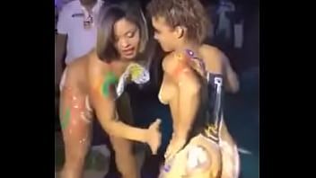 Reproduzir Xxx com uma câmera escondida com uma loira de tanga
