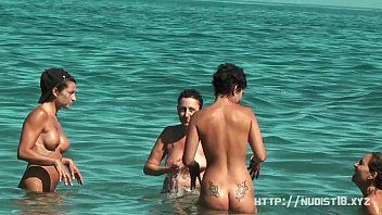 تشغيل نساء يجلسن عاريات في كسس عارية على الشاطئ دون خجل