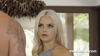 Jouer Cette fine blonde à la chatte bien chaude est d'humeur à toucher toutes ses parties intimes