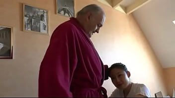Jouer Bellissima puttana che fa una videochat mentre è sotto la doccia e mostra quanto le piace