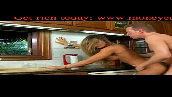 Jouer Son étudiant de bureau est une MILF aux gros seins qui adore le xxx oral