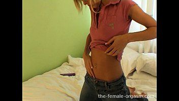 Play The young woman with small breasts who bites her lips every time she sits with a vibrator is a cunt