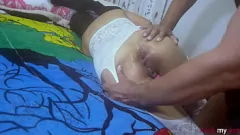 Jouer Un enorme dildo nero regala un piacere intenso: esperienza anale dolorosa per questa piccola latina