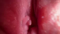 Afspelen Extreme close-up van het gespreide poesje van een vuile pratende babe in 60 fps