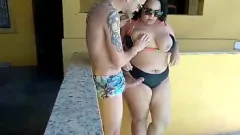 play BBW Gata Chupando o Pau Grande em uma Festa na Piscina